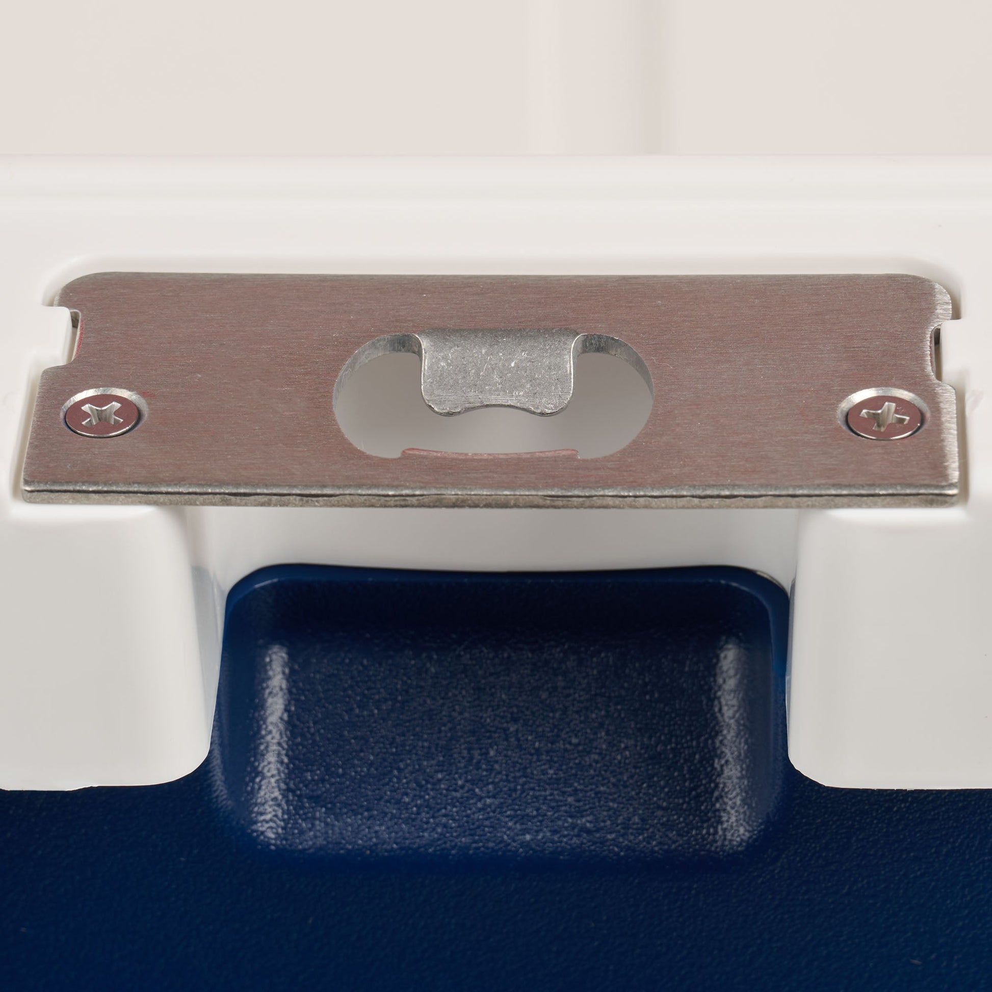 trailmate-75-qt-roller-cooler-y0 00035111-BO.jpg